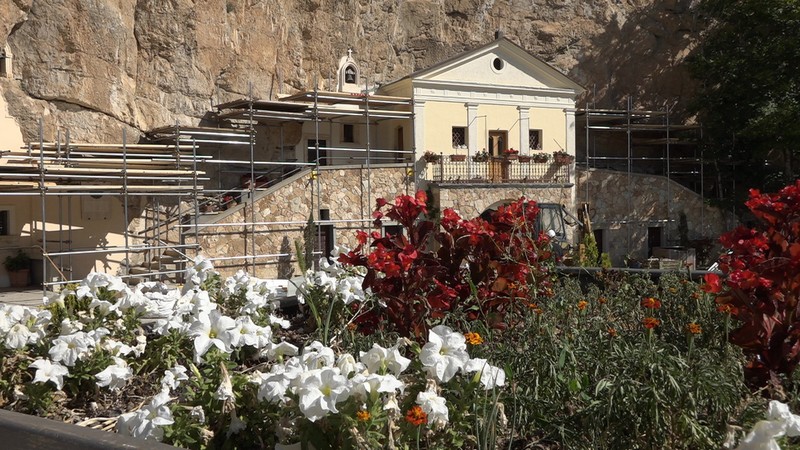 https://www.lacicala.org/immagini_news/24-07-2024/il-24-luglio-riaprira-il-santuario-della-trinita-a-vallepietra-realizzato-un-percorso-protetto-.jpg
